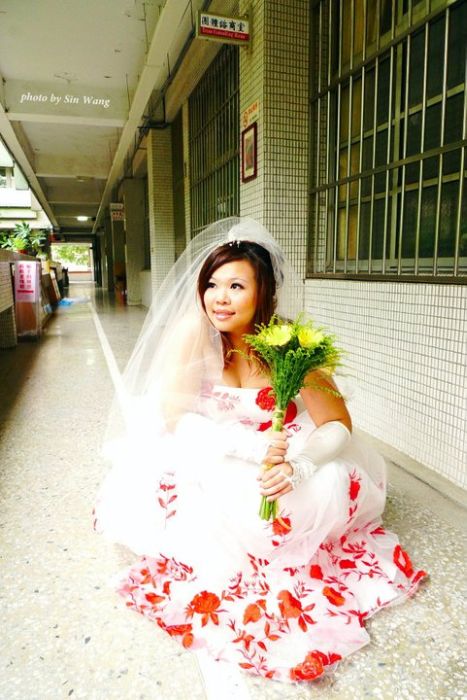 Женщина вышла замуж сама за себя (11 фото)