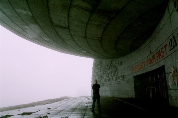 Заброшенный монумент в Болгарии (7 фото)
