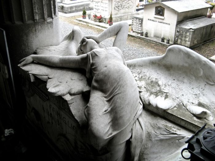 Красивые скульптуры на кладбищах (20 фото)