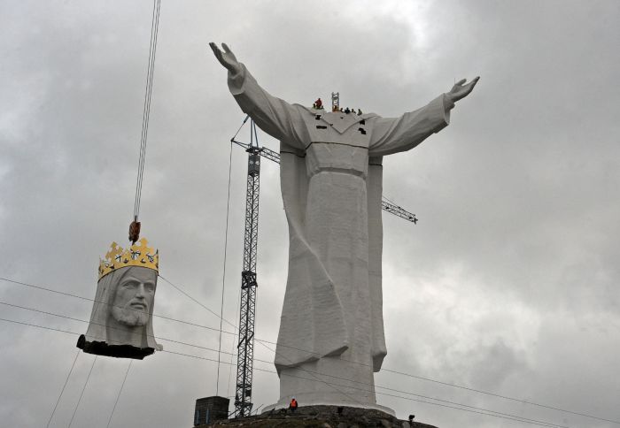 Огромная статуя Иисуса в Польше (12 фото)