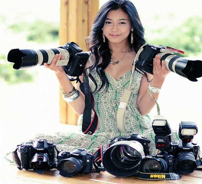 Симпатичные девушки с фотоаппаратами (26 фото)
