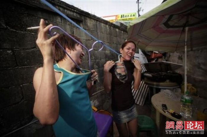 Повседневная жизнь тайского трансвестита (20 фото)