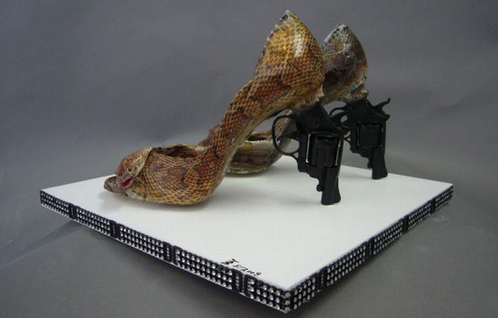 Туфли с оружием (20 фото)