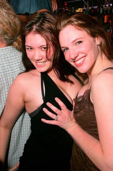 Девушки хватают друг друга за грудь (95 фото)