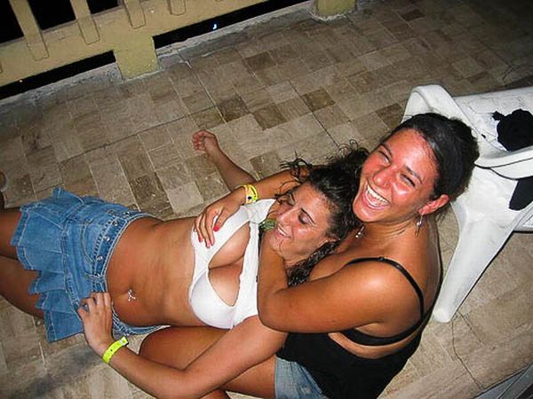 Девушки хватают друг друга за грудь (95 фото)