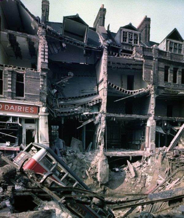 Последствия взрыва авиа бомбы в Лондоне, 1940 (3 фото)