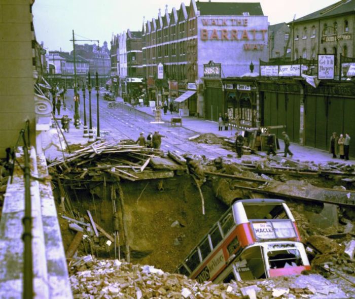 Последствия взрыва авиа бомбы в Лондоне, 1940 (3 фото)