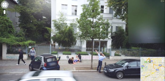 Девушка рожает на улице Берлина (2 фото)