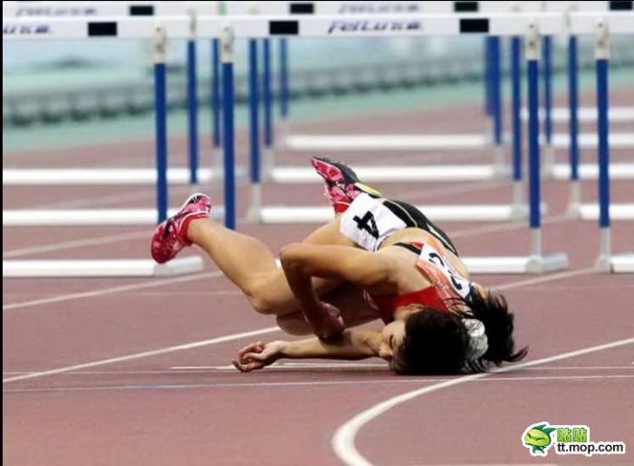 Китайская бегуня упала во время забега (10 фото)