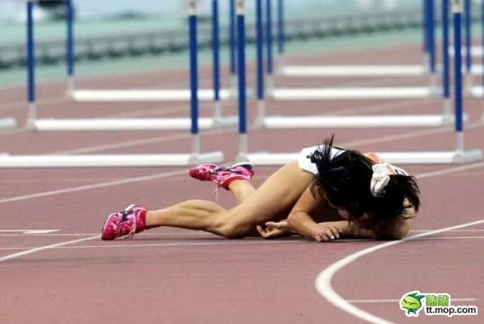 Китайская бегуня упала во время забега (10 фото)