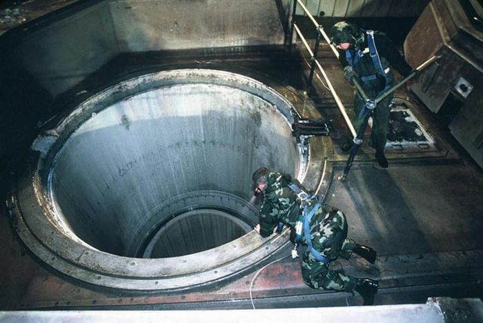 Внутри пусковой шахты ядерных ракет (45 фото)