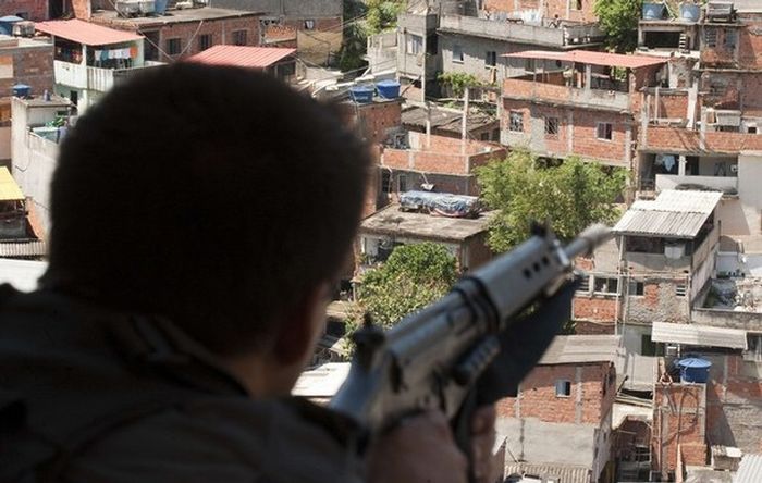Война в трущобах Рио-де-Жанейро (19 фото)