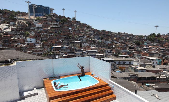 Дом наркобарона в трущобах Рио-де-Жанейро (10 фото)