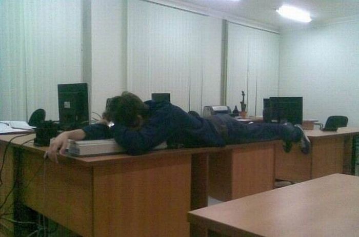 Спящие на работе (17 фото)