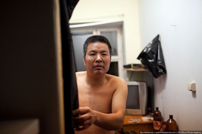Облава на общежития в Москве, в которых живут китайцы и вьетнамцы (58 фото)