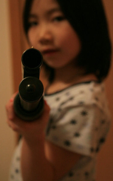 Кто сказал, что девочкам не нравится оружие (18 фото)