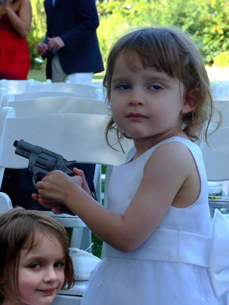 Кто сказал, что девочкам не нравится оружие (18 фото)
