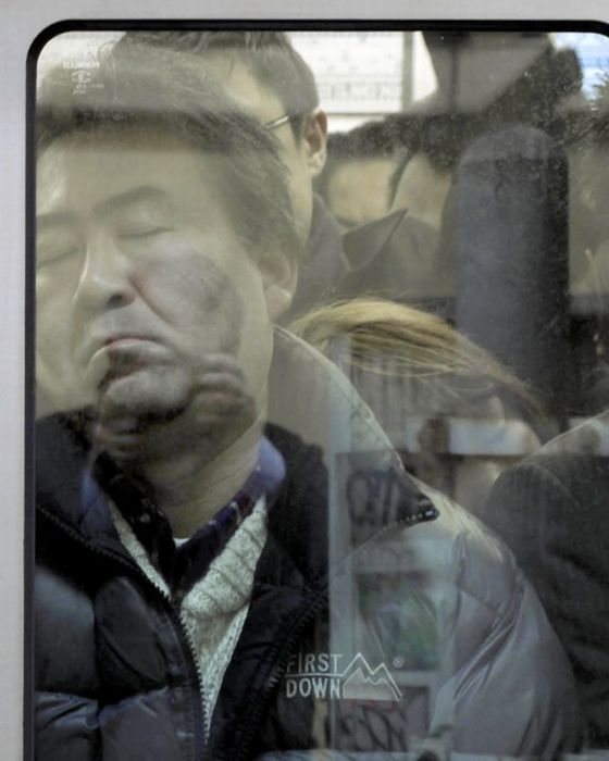 Час пик в метро Токио (10 фото)
