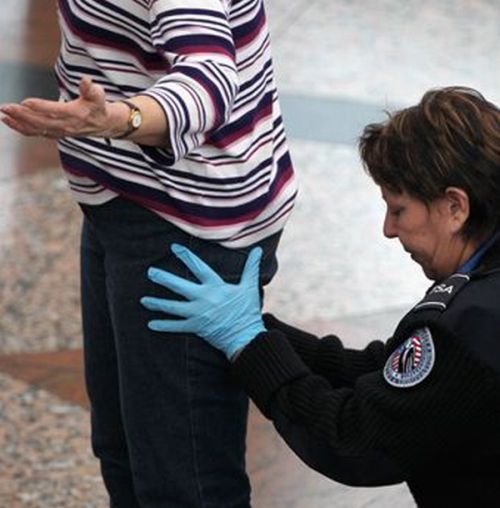 Как обыскивают в американских аэропортах (25 фото)