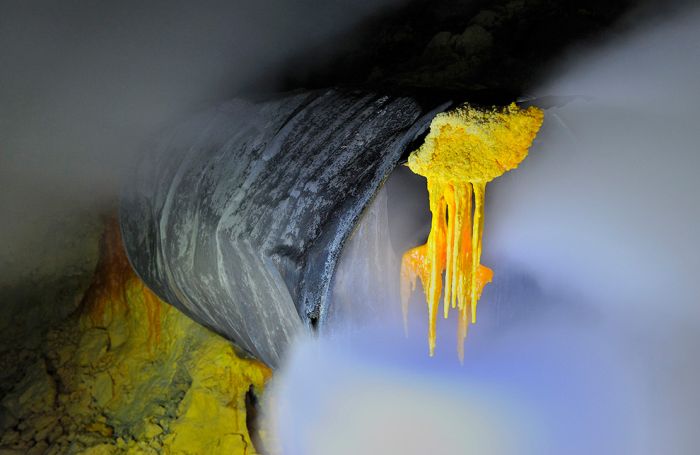 Внутри вулкана Кава Иджен (30 фото)
