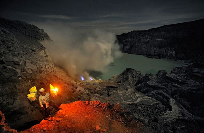 Внутри вулкана Кава Иджен (30 фото)