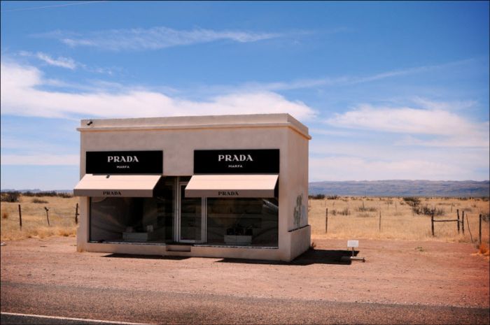 Маленький магазин Prada в Техасе (11 фото)