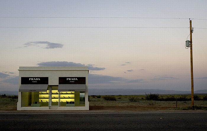 Маленький магазин Prada в Техасе (11 фото)