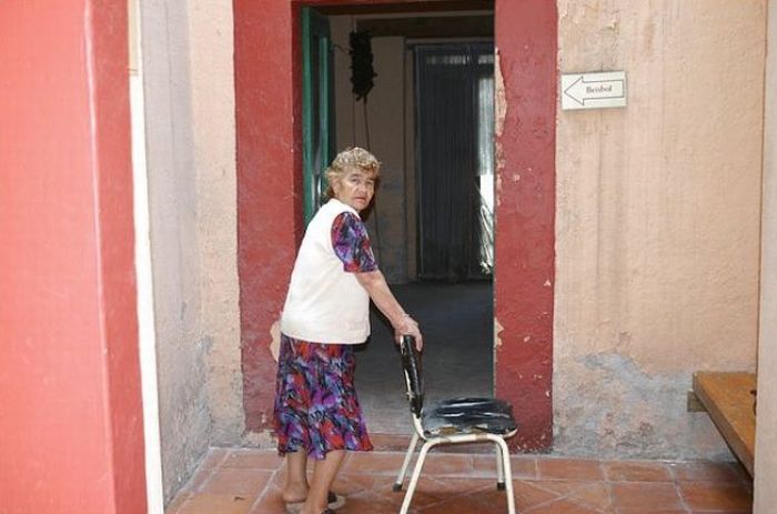 Дом престарелых для проституток (37 фото)