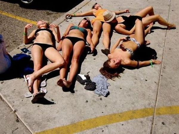 Пьяные голые девушки на фото - обнаженные