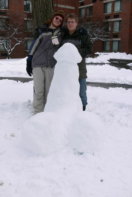 Люди, позирующие со членами из снега (30 фото)