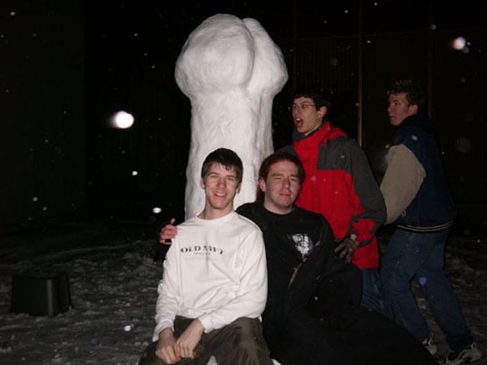 Люди, позирующие со членами из снега (30 фото)