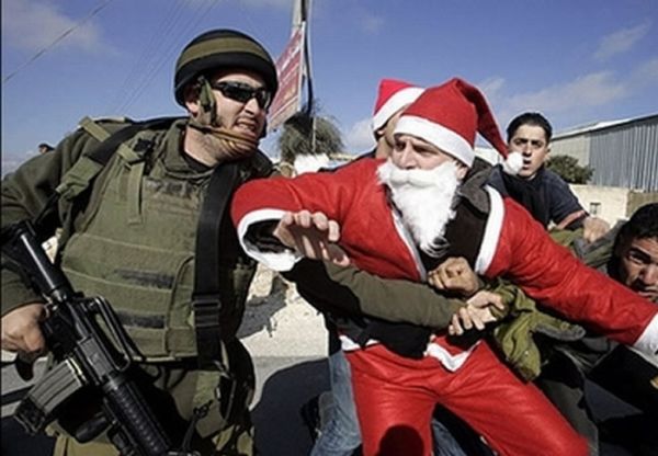 Арестованные Санта Клаусы (14 фото)