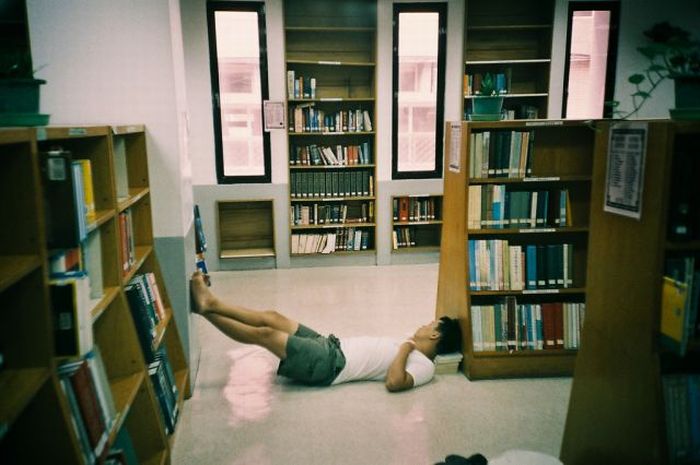 Спящие в библиотеках (45 фото)