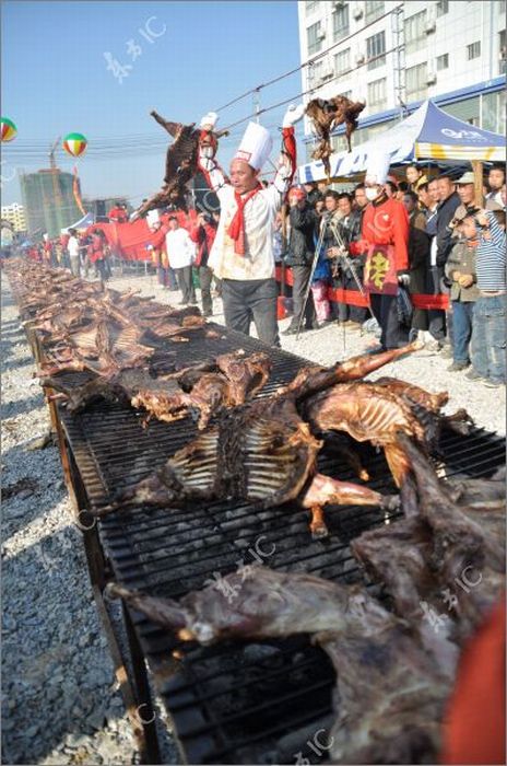Китайский шеф-повар приготовил одновременно 136 коз (22 фото)