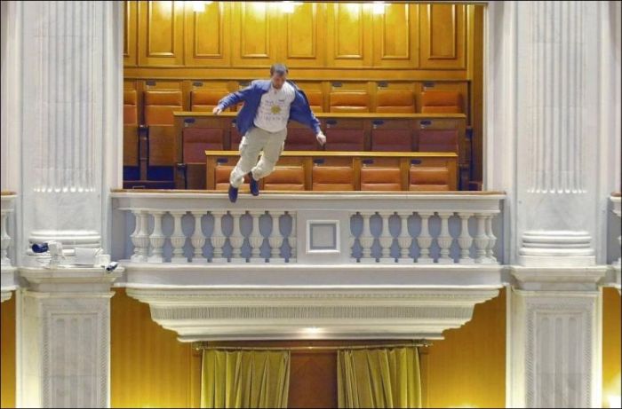 Мужчина спрыгнул с балкона в парламенте Румынии (7 фото + видео)