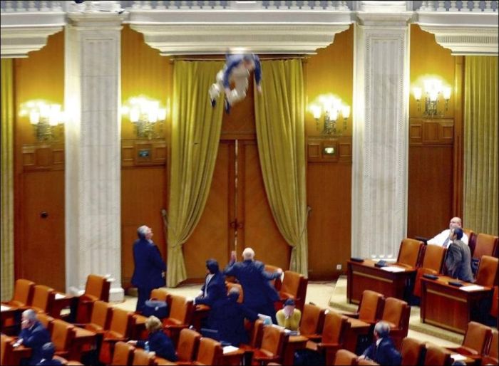 Мужчина спрыгнул с балкона в парламенте Румынии (7 фото + видео)