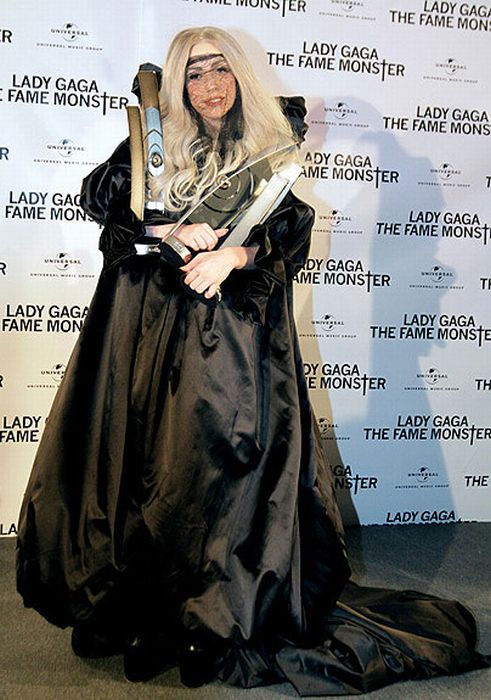 Самые известные костюмы Леди Гаги в 2010 году (50 фото)