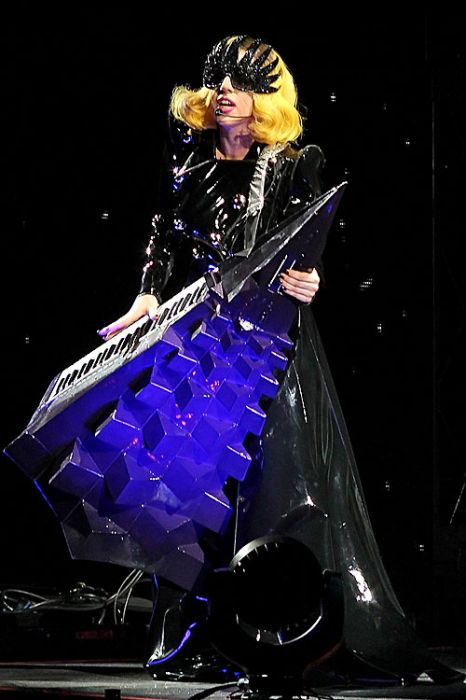 Самые известные костюмы Леди Гаги в 2010 году (50 фото)