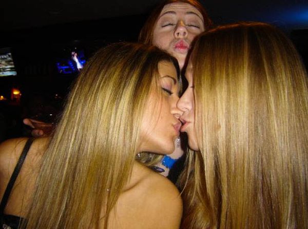 Девушки целуются (91 фото)