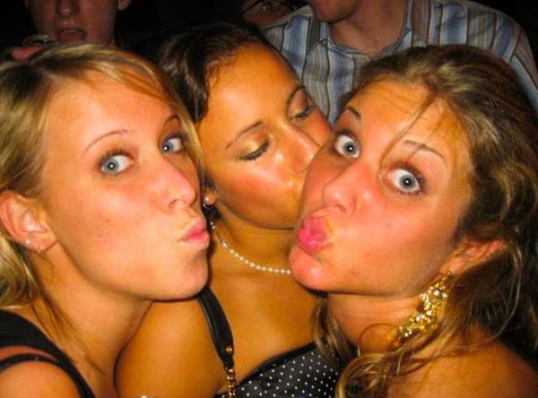 Девушки целуются грудью. Пьяные Лезби вечеринка. Пьяные девушки целуются. Девчонки целуются mail ru.