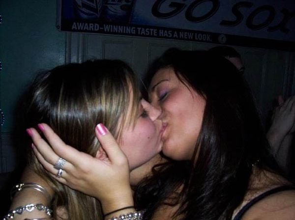 Девушки целуются (91 фото) 