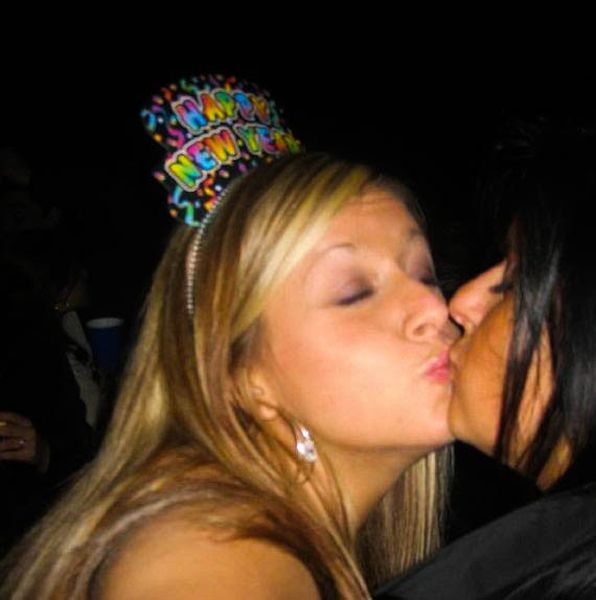 Девушки целуются (91 фото)
