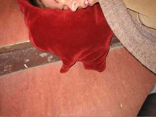 Подушка в виде лужи крови (8 фото)
