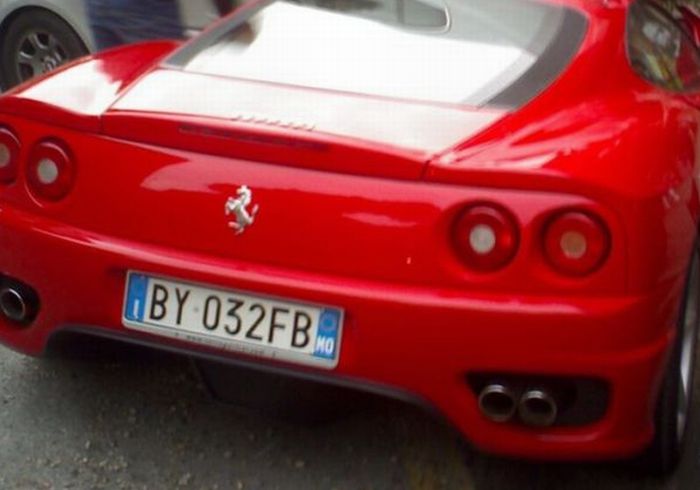 Припарковал Ferrari (3 фото)