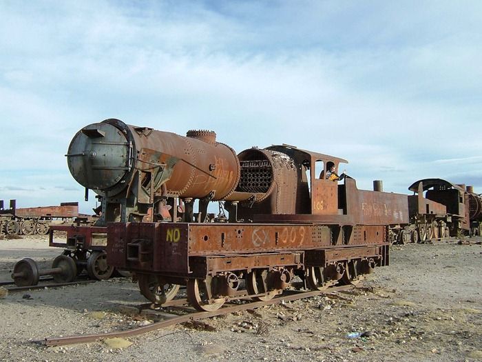Старый заброшенный поезд в Боливии (8 фото)