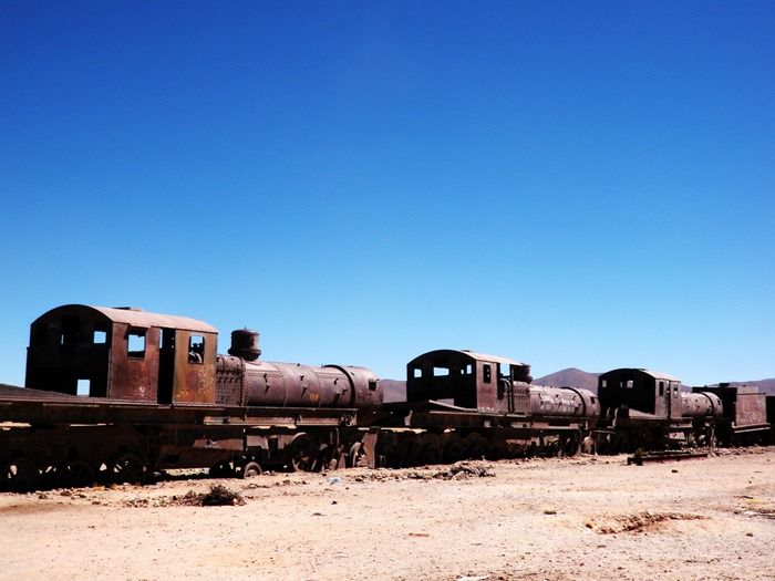 Старый заброшенный поезд в Боливии (8 фото)