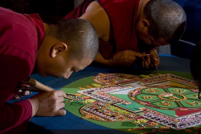 Монахи рисуют песком (11 фото)