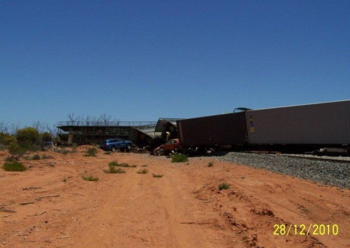 Крушение поезда, перевозящего автомобили (22 фото)