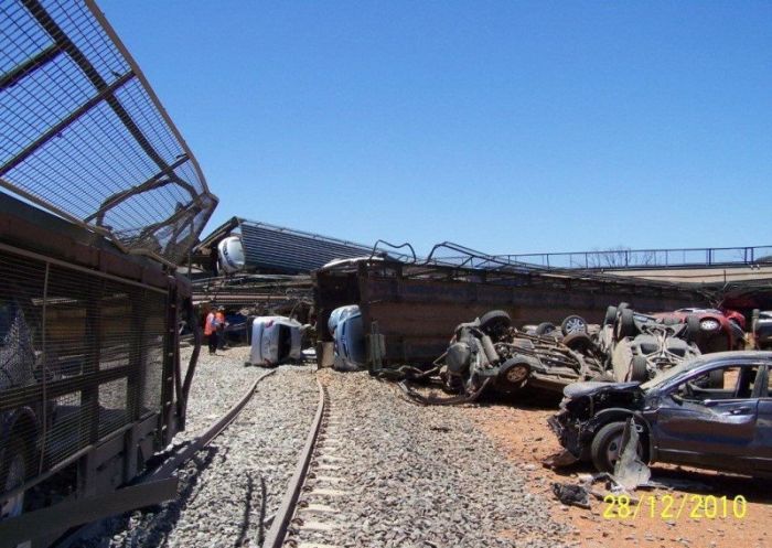Крушение поезда, перевозящего автомобили (22 фото)