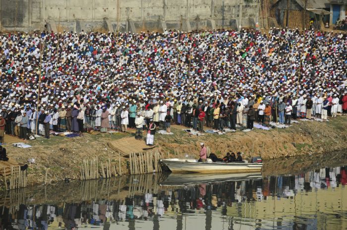 Люди едут на молитву (24 фото)